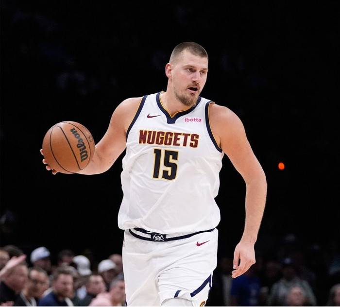 包含凯恩在独行侠比赛中失利转会期丹佛掘金调整名单以备NBA季后赛，孟菲斯灰熊今晨扳平良机瞬间刷屏的词条